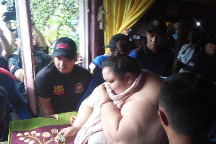 Proses Evakuasi Titi Wati, Wanita Tergemuk di Kalteng Berlangsung Menegangkan, Relawan Sampai Harus Menjebol Dinding Rumah